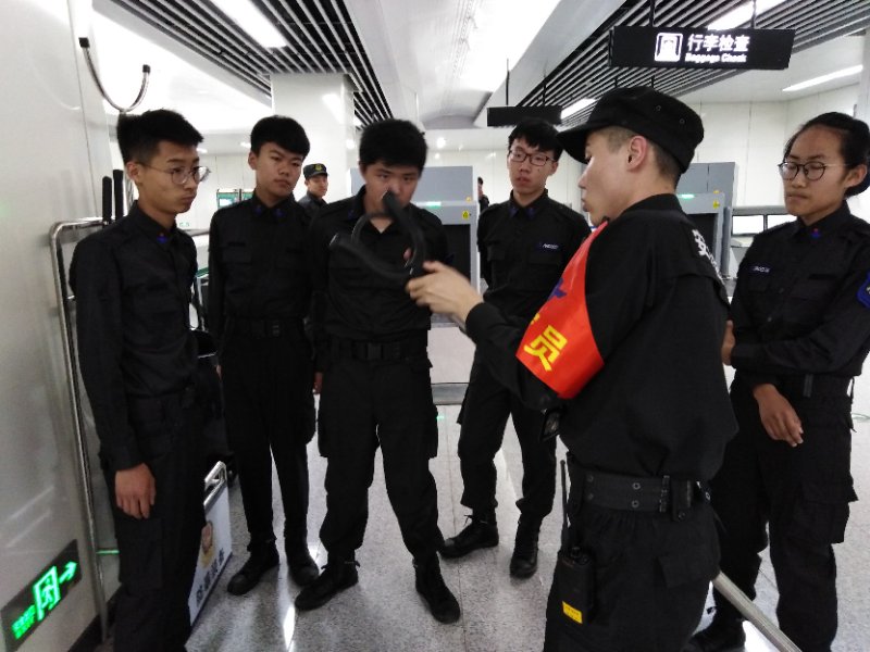 无棣铁路学校在郑州地铁安检岗位实习的学生进行安全技能培训